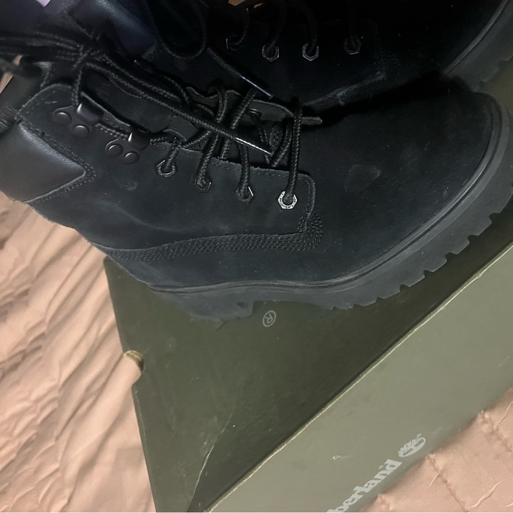 TIMBERLAND WOMENS CARNABY COOL
SIZE 6 BLACK SUEDE BOOT